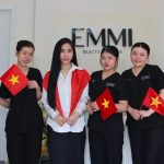 Đội ngũ Emmi Beauty Skinlab cầm cờ Việt Nam nhân dịp Quốc khánh 2/9
