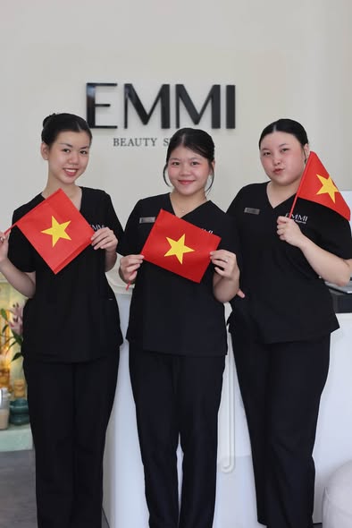 Các thành viên Emmi Beauty Skinlab cùng cờ đỏ sao vàng trong dịp Quốc khánh