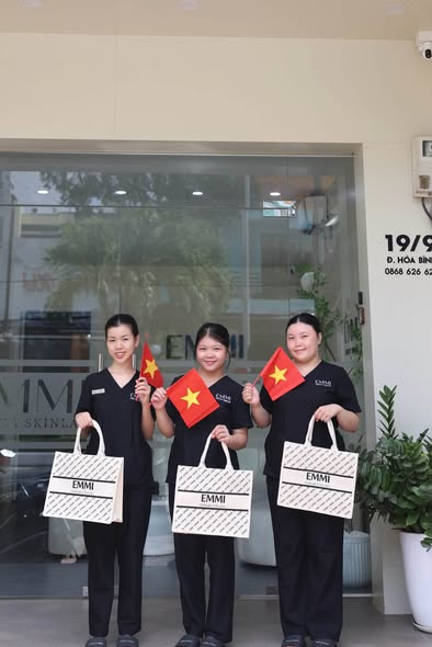 Khoảnh khắc đội ngũ Emmi Beauty Skinlab trước cửa spa nhân dịp 2/9
