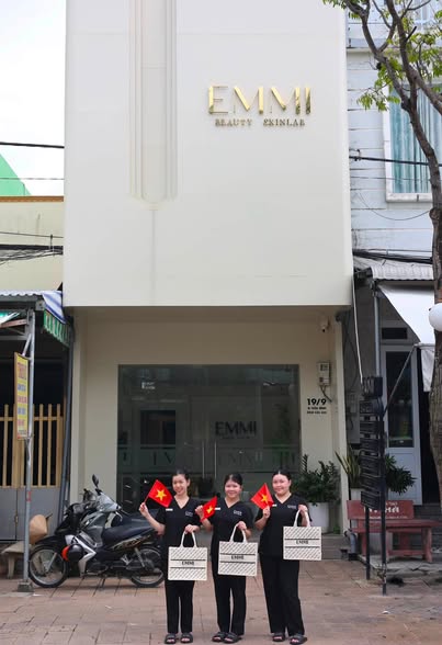 Không gian bên ngoài Emmi Beauty Skinlab và đội ngũ trong dịp Quốc khánh 2/9